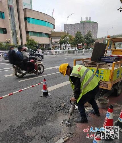 景德鎮(zhèn)市政公用集團(tuán)撒鹽防凍保暢通 冬季出行更安全